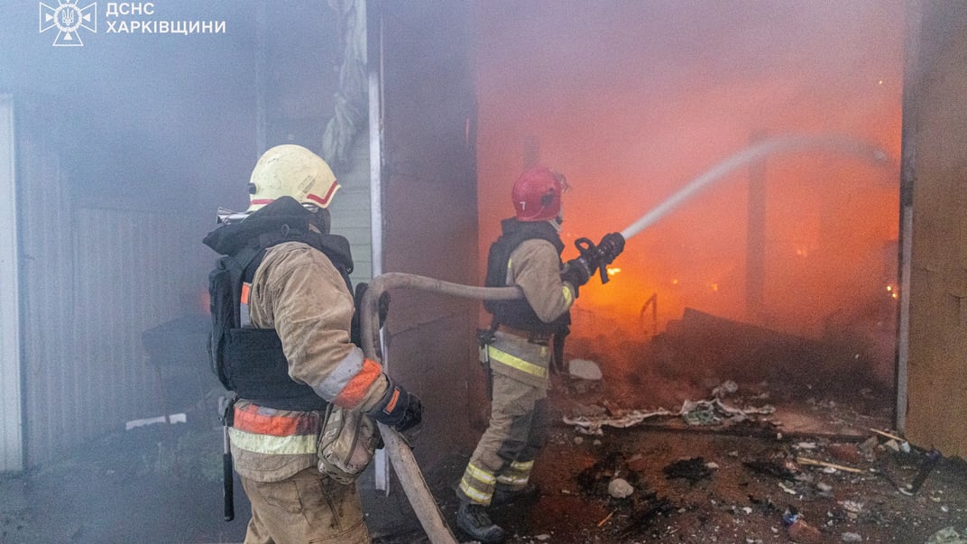 Спасатели тушат пожар в Харькове