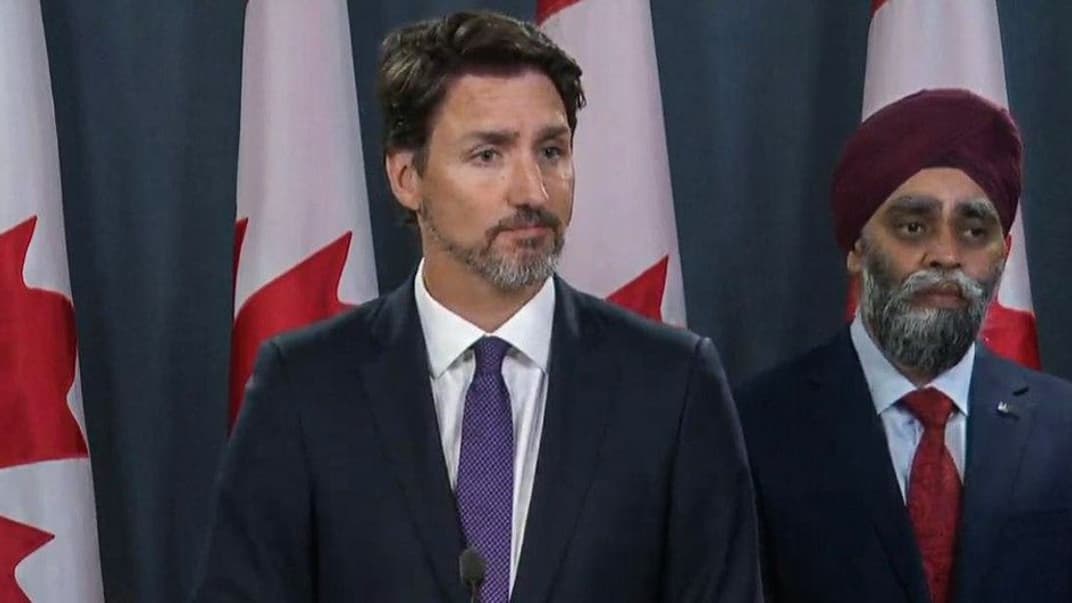 Премьер-министр Канады Джастин Трюдо (в центре) и министр обороны страны Харджит Сингх Саджан на брифинге, 9 января 2019 года