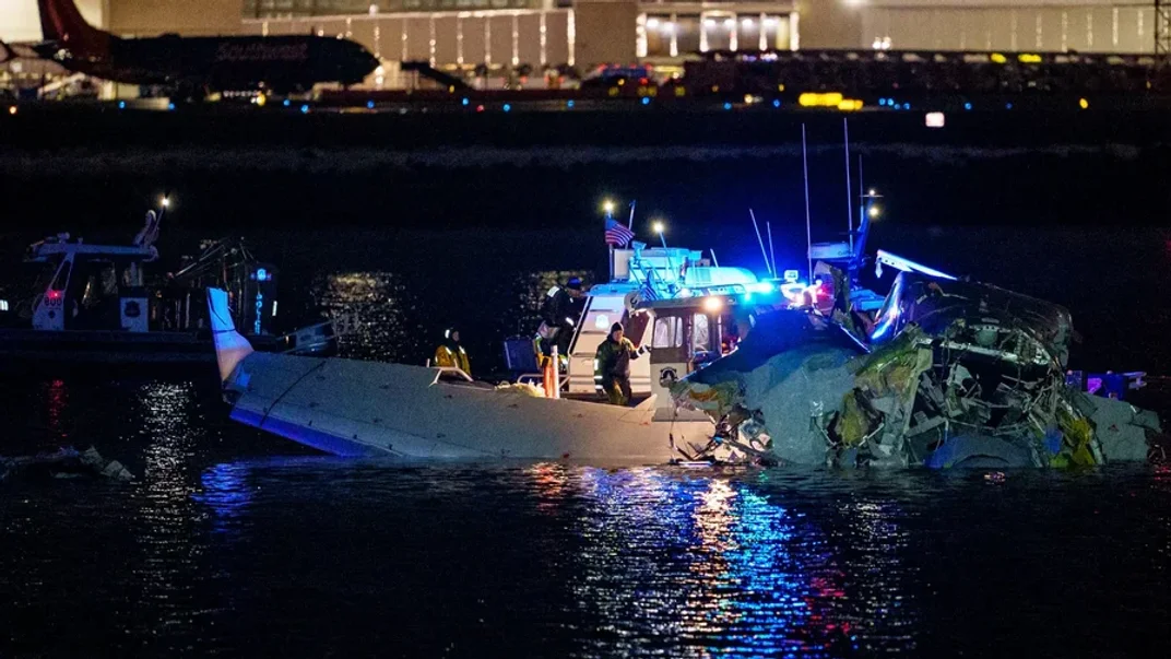 Підрозділи екстреного реагування оглядають уламки літака в річці Потомак біля Вашингтонського аеропорту Рональда Рейгана, 30 січня 2025 року