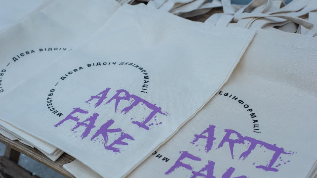 В городах Украины появились муралы о медиаграмотности от международного проекта ARTIFAKE