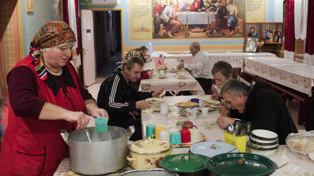 У будинку милосердя в прифронтовій Комишувасі Луганської області зараз живуть 17 літніх чоловіків і жінок