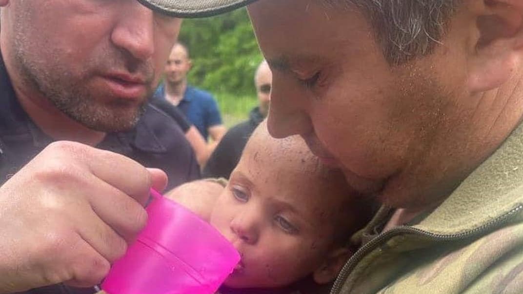 Дівчинку шукали понад тисячу людей: поліцейські, рятувальники, волонтери, місцеві жителі
