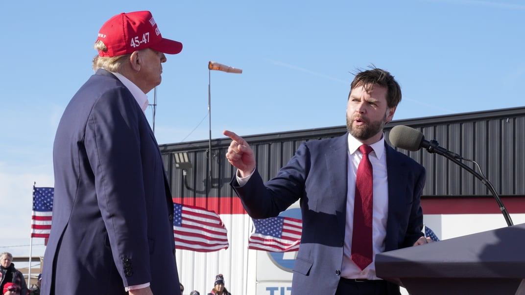 Кандидат у віцепрезиденти США Джеймс Девід Венс (праворуч) та Дональд Трамп на передвиборчому мітингу у штаті Огайо, 16 березня 2024 року