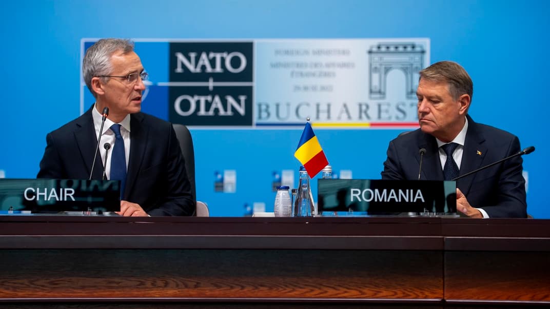 Иллюстративная фотография. Генеральный секретарь НАТО Йенс Столтенберг и президент Румынии Клаус Йоханнис в ноябре 2022 года