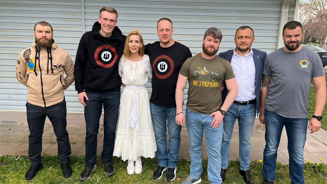 Посол Украины в Турции Василий Боднар (второй справа) вместе с возвращенными домой командирами «Азовстали», 9 июля 2023 года