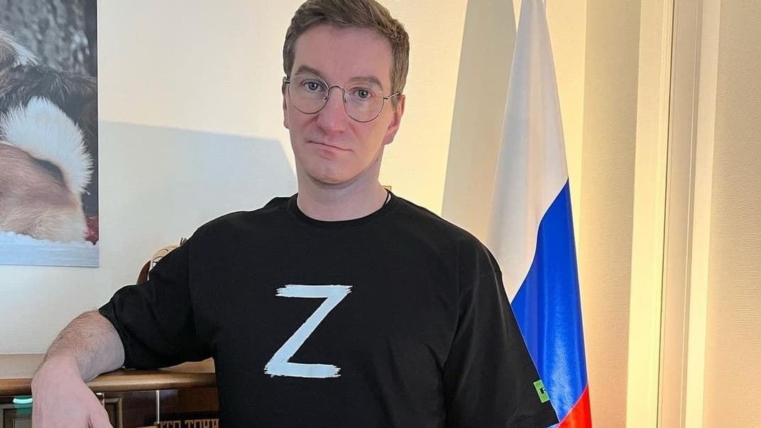 Антон Красовський у футболці з символом підтримки вторгнення в Україну