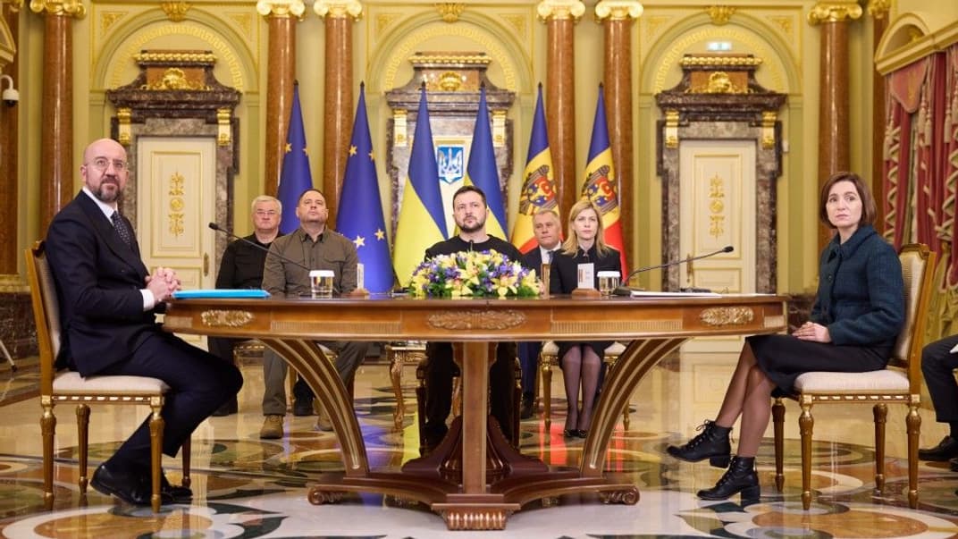 Президент Володимир Зеленський з президентом Європейської ради Шарлем Мішелем (ліворуч) і президенткою Молдови Маєю Санду в Києві, 21 листопада 2023 року