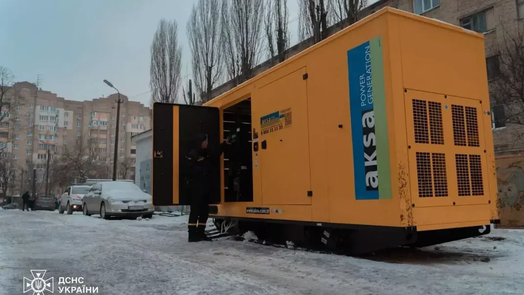 Рятувальники надають допомогу людям під час відключень світла й морозів