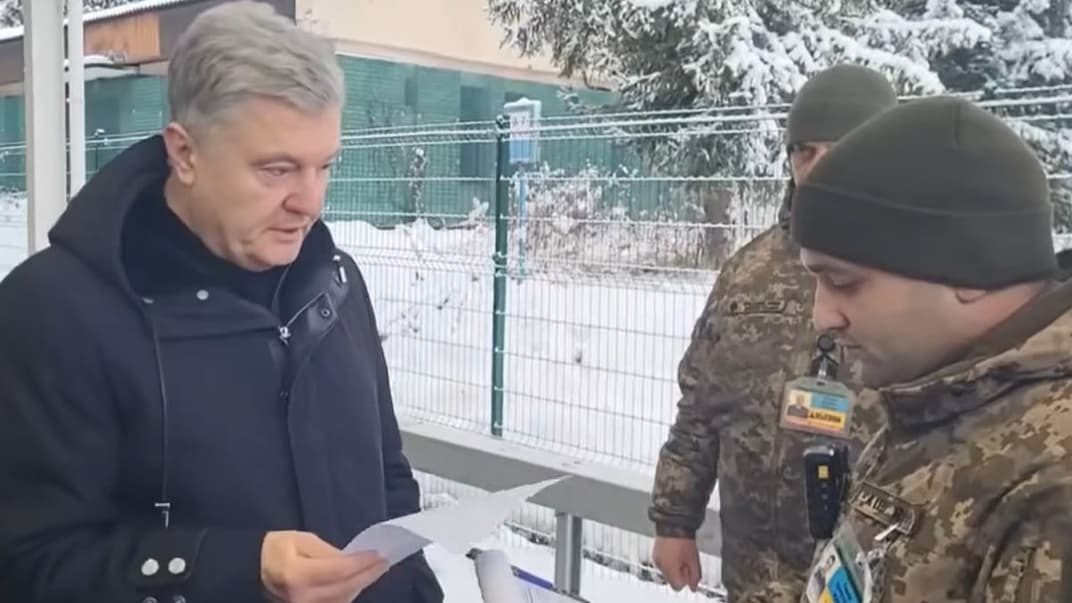 Петро Порошенко спілкується з прикордонниками, які відмовляються пропускати його через державний кордон