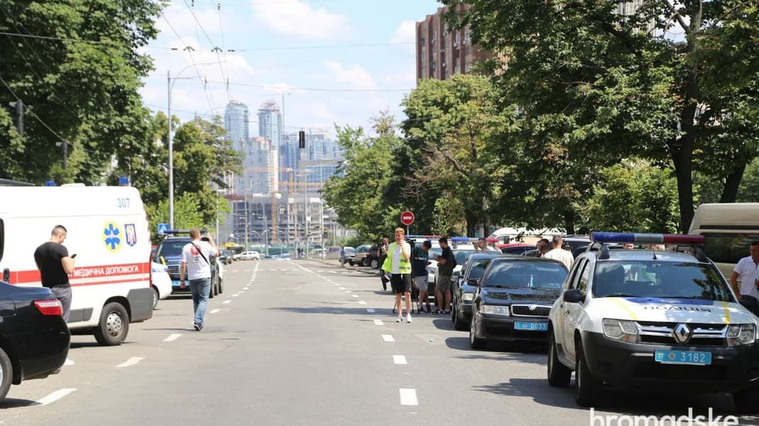 В Киеве неизвестный ранил полицейского и гражданского, правоохранители начали спецоперацию