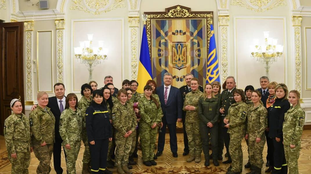 Порошенко нагородив високими державними нагородами жінок, які служать в Збройних силах та інших силових структурах, які брали участь у війні на Донбасі