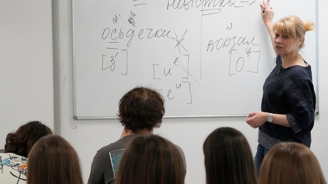 Ілюстративне фото. Вчителька української літератури у школі фонду «Незламна Україна» — першої української школи у Варшаві, 3 червня 2023 року