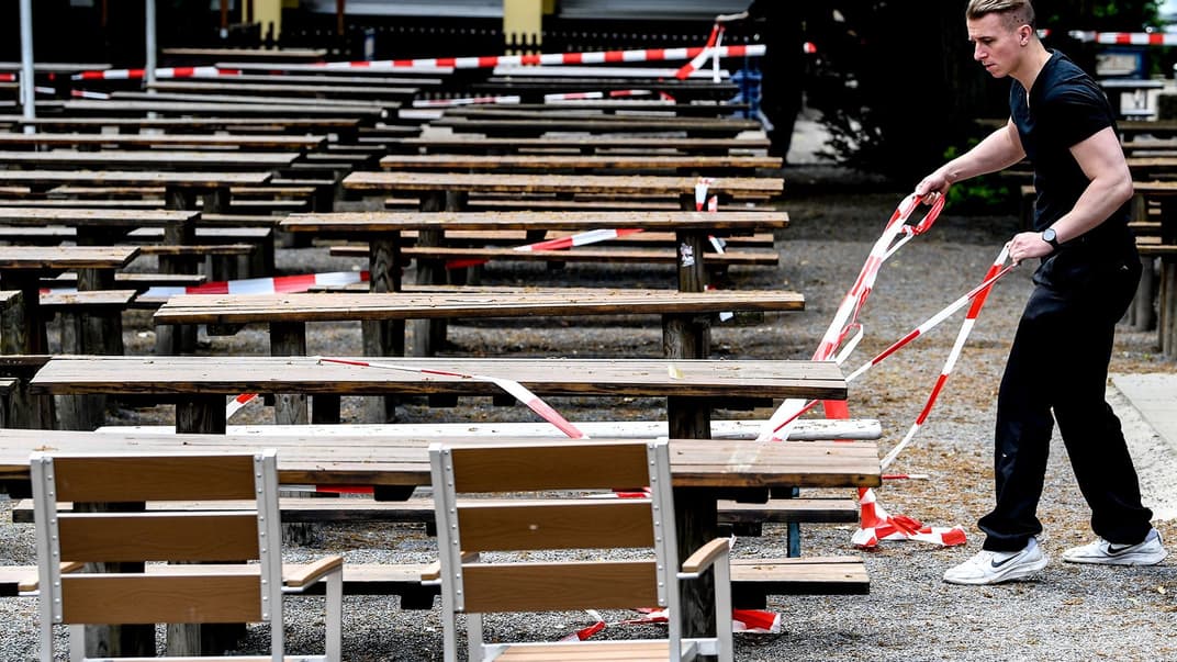 Співробітники готують ресторан для відкриття після карантину в Дрездені, Німеччина, 13 травня 2020 року. З 15 травня в німецькій Саксонії дозволили відчинити ресторани і кафе для відвідувачів