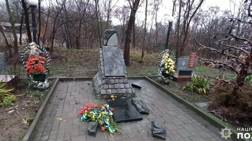 В Первомайске неизвестные разбили памятник Героям Небесной Сотни и воинам АТО