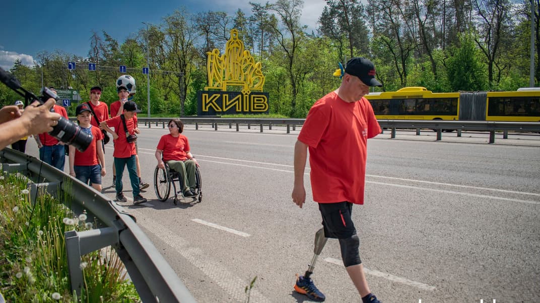 Ветеран Сергей Храпко начинает пеший марафон, 15 мая 2023 года