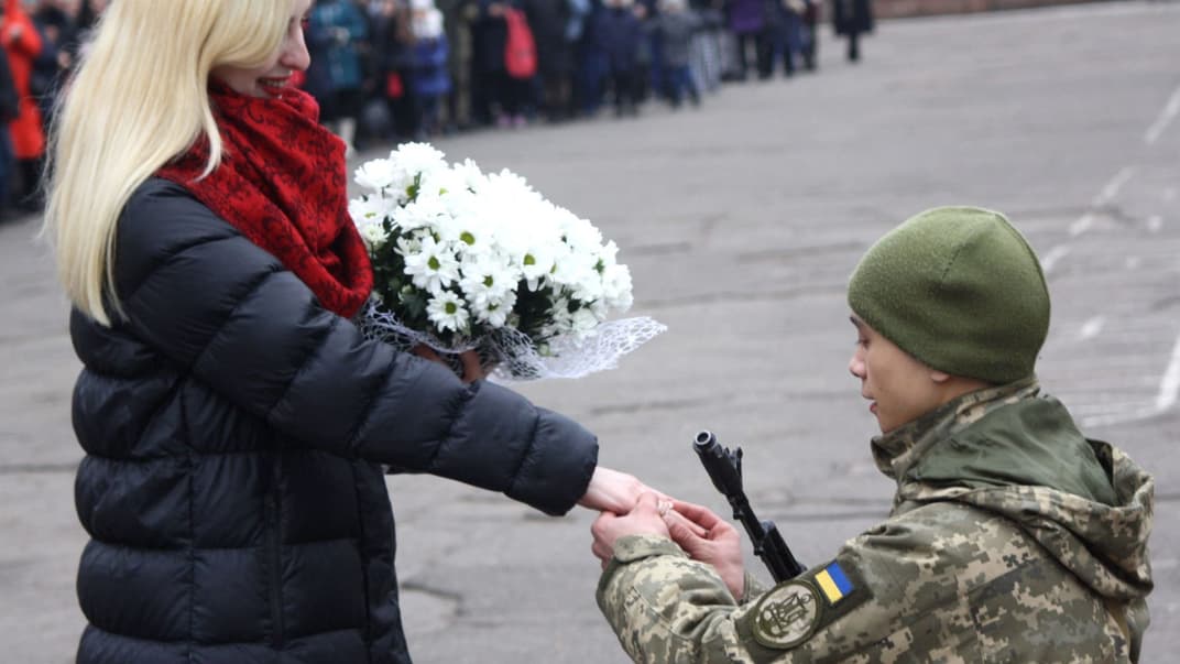 В Николаеве солдат сделал своей девушке предложение во время принятия присяги