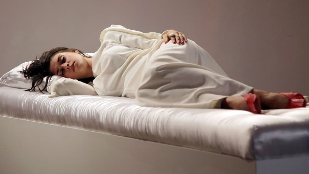 Женщина, одетая в белое свадебное платье, спит в Национальном художественном музее в Киеве во время нового арт-проекта под названием «Спящие красавицы», созданного канадско-украинским художником Тарасом Полатайко, 7 сентября 2012 года