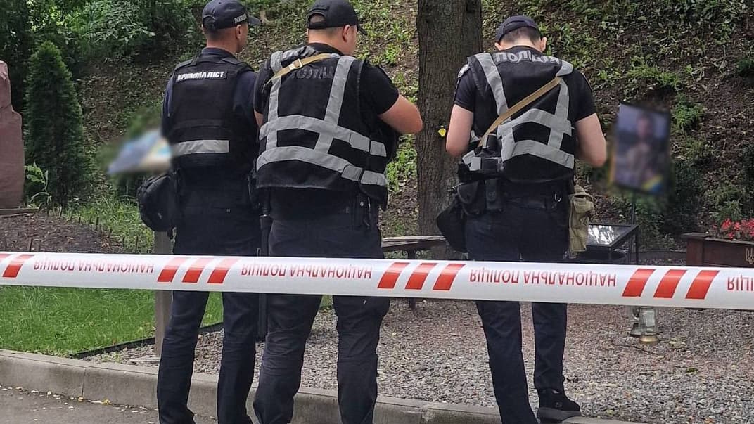 Поліціянти на місці погрому могил, 20 червня 2024 року