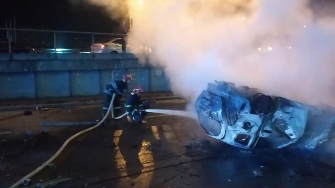 В Киеве перевернулся и загорелся автомобиль: водитель погиб, пострадали четверо пассажиров