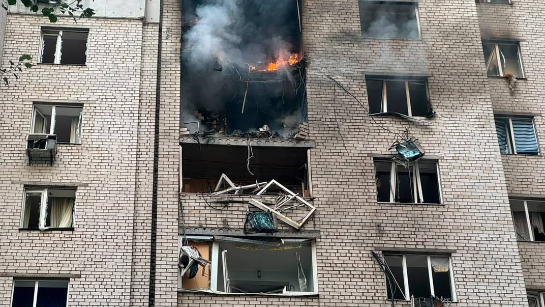 Пошкоджений внаслідок російського обстрілу багатоповерховий будинок у Печерському районі Києва, 25 вересня 2026 року