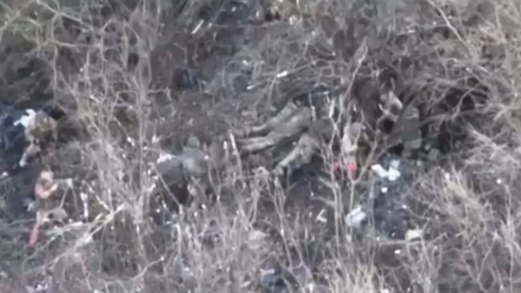 Оккупанты держат на прицеле украинских военных, которые сдаются в плен