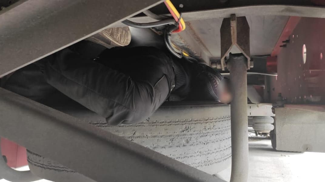 Українські прикордонники виявили 16-річного громадянина Афганістану під причепом вантажівки, кордон із Румунією, 18 вересня 2021 року