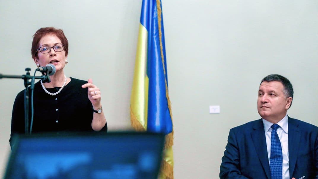 Экс-посол США в Украине Мари Йованович (слева) и министр внутренних дел Украины Арсен Аваков во время панельной дискуссии в Киеве, 15 декабря 2016 года