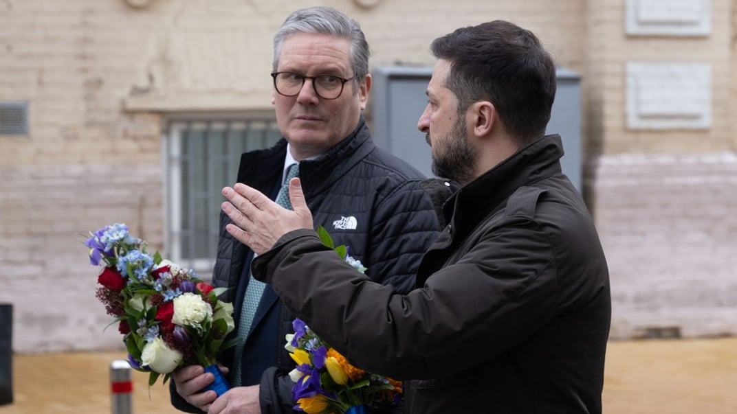 Володимир Зеленський та Кір Стармер поклали квіти до Стіни пам’яті полеглих захисників на Михайлівській площі у Києві