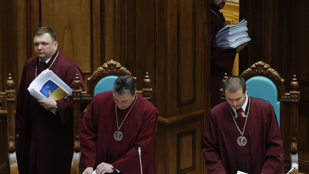 Суддя Конституційного суду України Станіслав Шевчук (ліворуч) під час засідання КСУ, 17 листопада 2016 року 