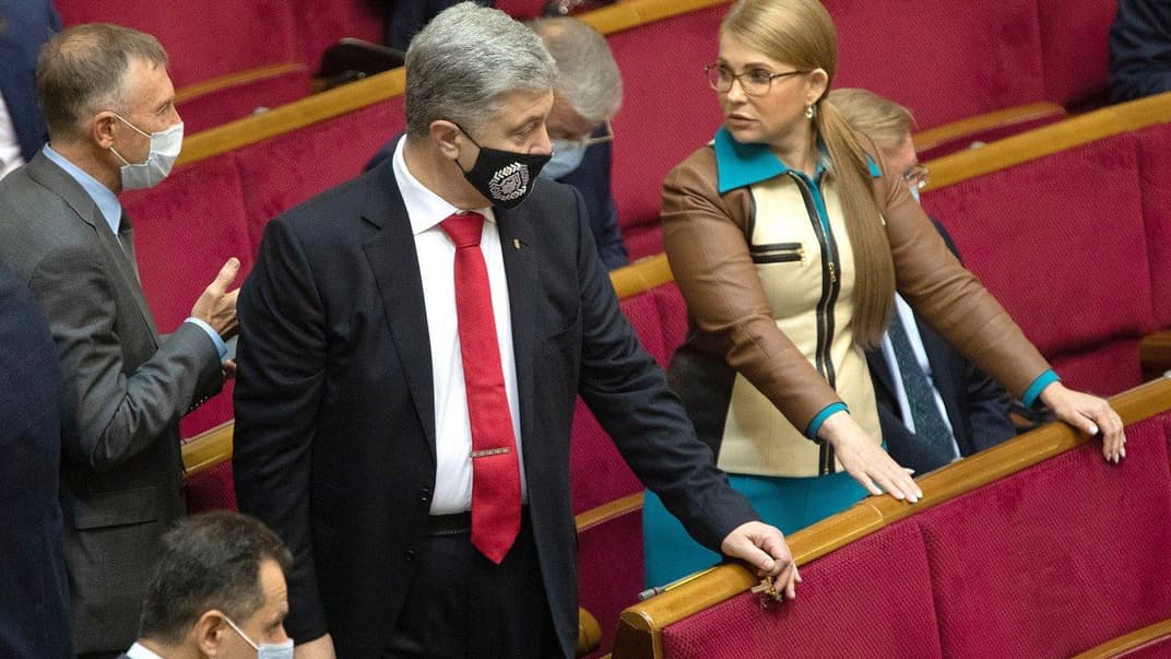 Народні депутати Петро Порошенко та Юлія Тимошенко під час засідання Верховної Ради України в Києві, 5 листопада 2020 року.