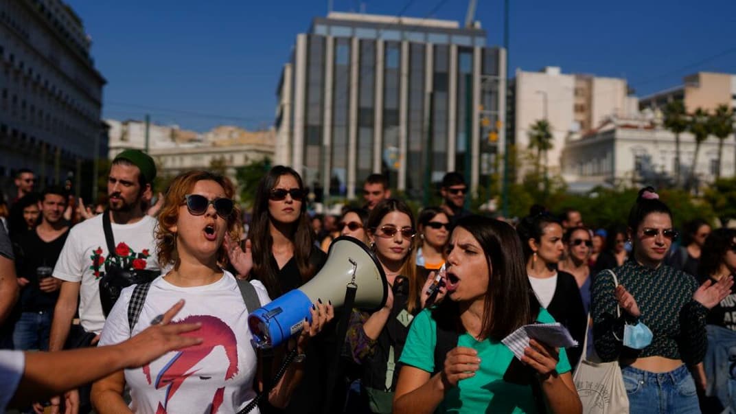 Учителя выкрикивают лозунги во время 24-часовой забастовки в Афинах, Греция, 9 ноября 2022 года