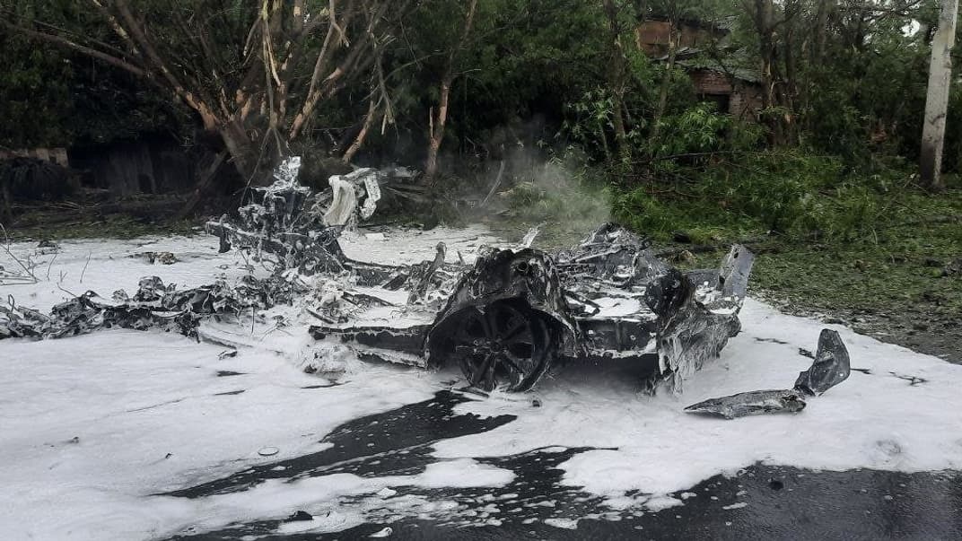 Один із боєприпасів окупантів поцілив в авто, що рухалося проїзною частиною в Київському районі Харкова, 11 липня 2022 року