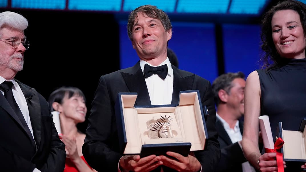 Режисер Шон Бейкер тримає «Золоту пальмову гілку» за фільм «Анора» під час церемонії нагородження 77-го міжнародного кінофестивалю у Каннах, 25 травня 2024 року