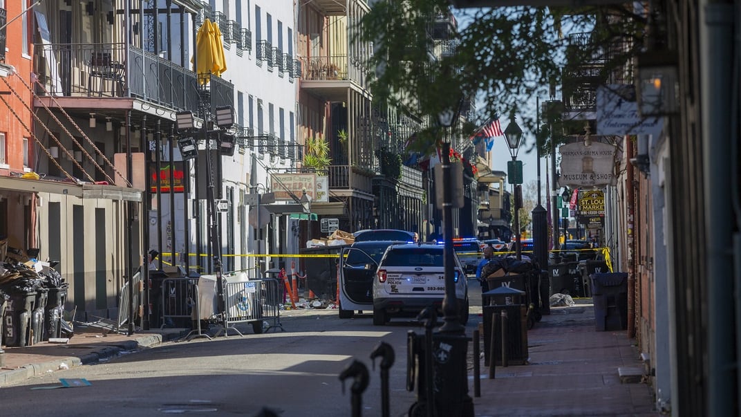 Поліційні авто на Бурбон-стріт у Французькому кварталі Нового Орлеана, де чоловік на пікапі навмисно в’їхав у натовп