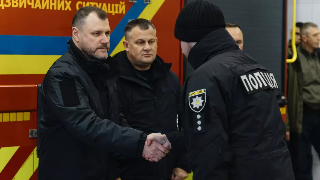 Фото ілюстративне. Ігор Клименко нагороджує поліцейського
