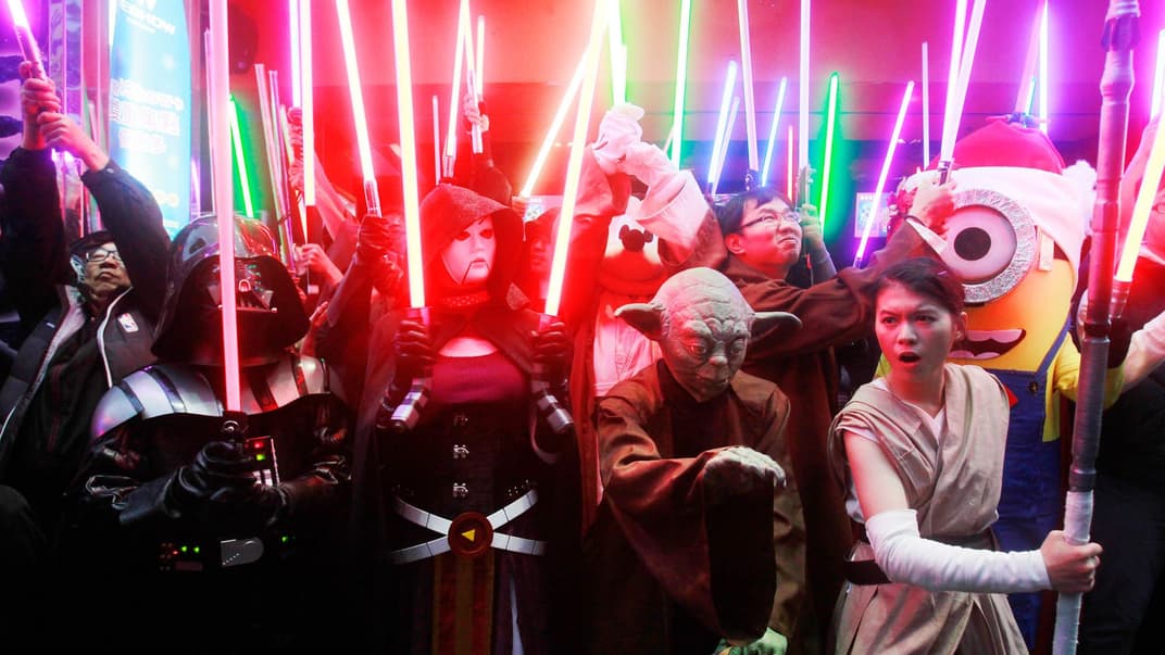 Фанати, одягнені як персонажі «Зоряних воєн», дефілюють біля кінотеатру, де показують фільм «Зоряні війни: Пробудження Сили» у Тайбеї, Тайвань, 19 грудня 2015 року