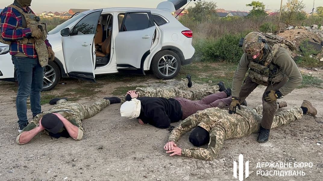 В Одесі затримали трьох агентів ФСБ, які вивісили у місті російський прапор
