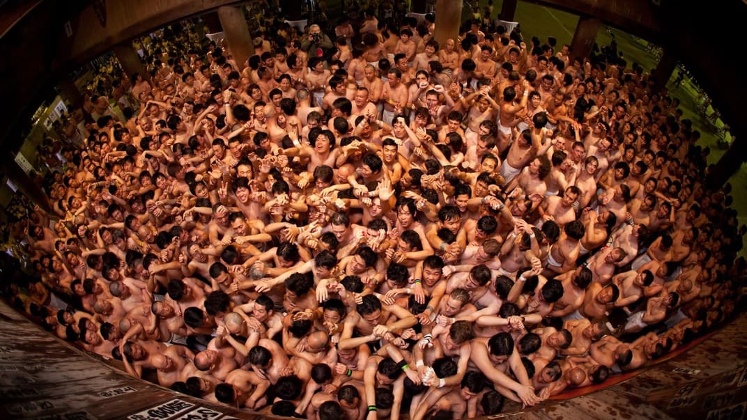 Чоловіки змагаються за талісмани на японському фестивалі «Хадака Мацурі» в храмі Сайдайджі Каннонін, 15 лютого 2020 рік