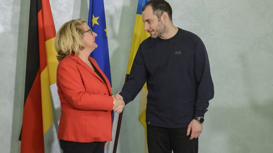 Министр по вопросам экономического сотрудничества и развития Германии Свенья Шульце и глава Мининфраструктуры Украины Александр Кубраков во время встречи в Одессе, 19 января 2023 года