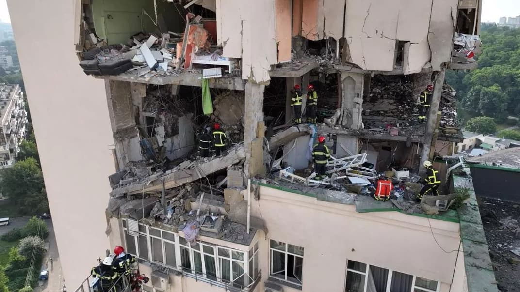 В Киеве обломки российской ракеты попали в жилой 25-этажный дом в Соломенском районе, 24 июня 2023 года