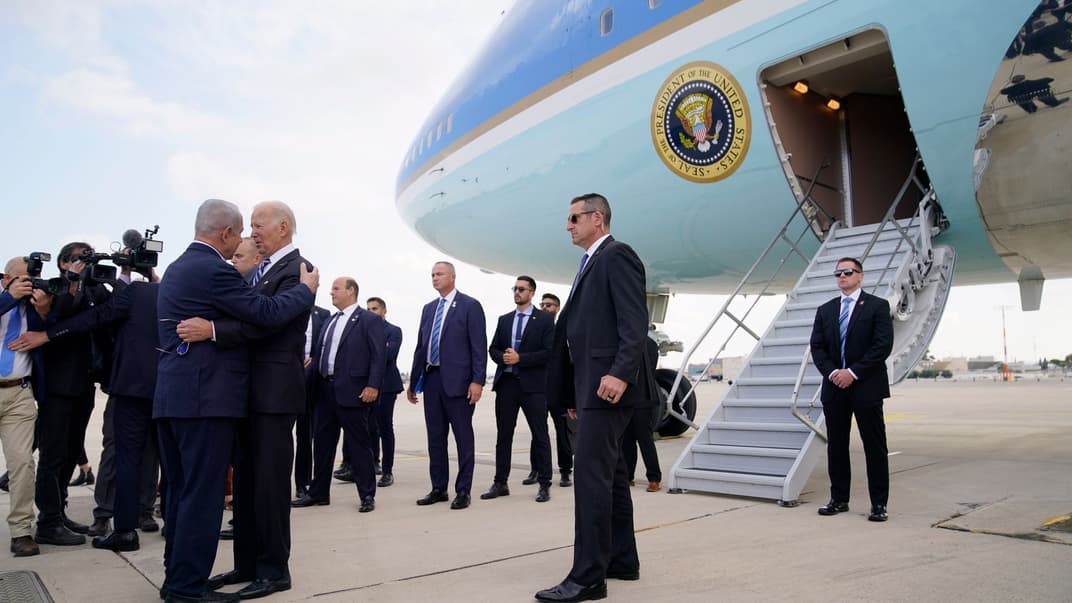 Президента Джо Байдена вітає прем’єр-міністр Ізраїлю Беньямін Нетаньяху після прибуття в міжнародний аеропорт імені Бен-Гуріона, 18 жовтня 2023 року