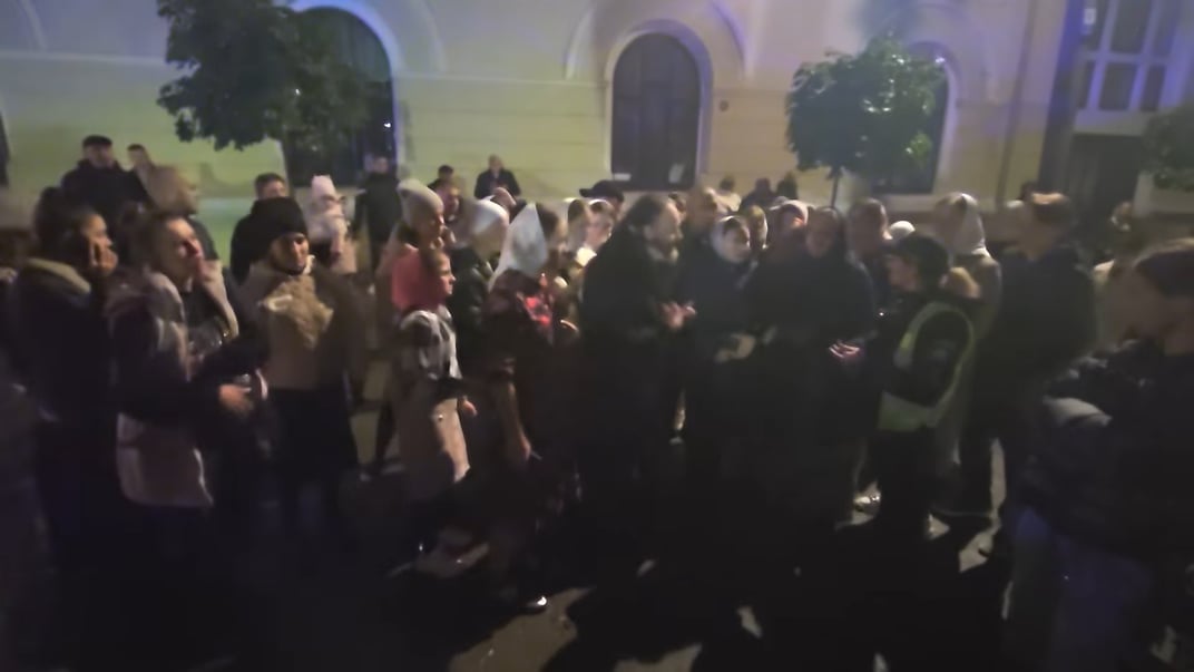 Митрополит УПЦ Лонгин вместе с другими протестующими под стенами ТЦК и СП в Черновцах, 4 октября 2024 года