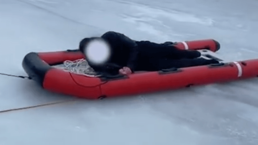 Рятувальники доправляють на берег підлітка, який опинився на кризі на річці Десенка