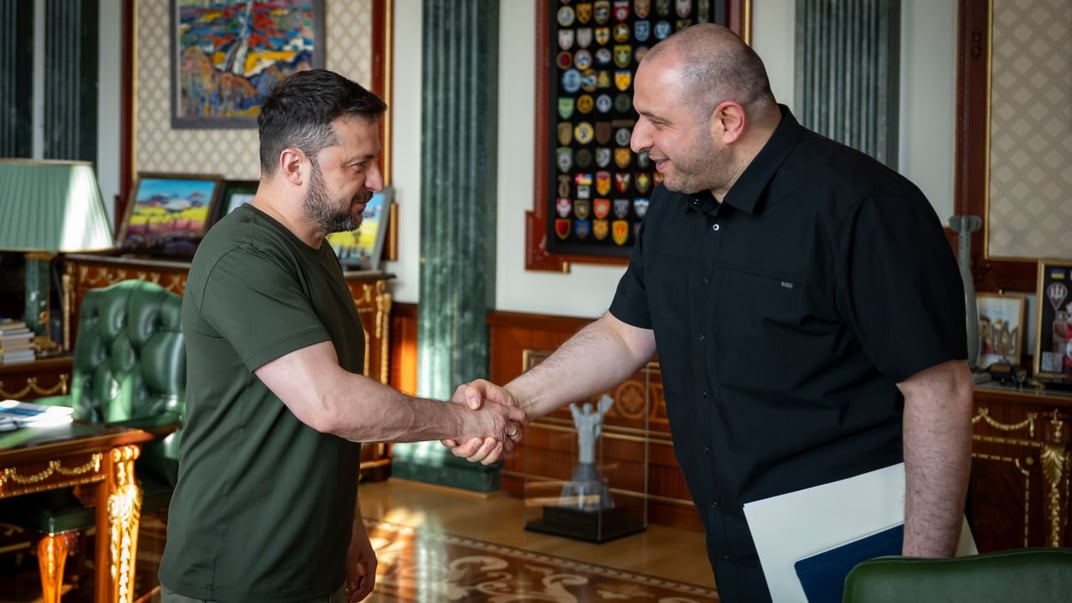 Президент України Володимир Зеленський під час зустрічі з міністром оборони Рустемом Умєровим