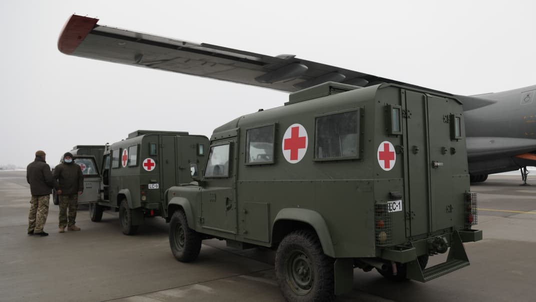 Латвія передала українським військовим легкоброньовані медичні автомобілі
