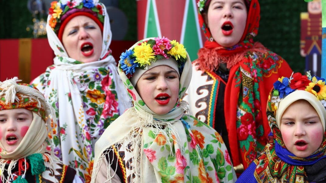 Учасники різдвяного вертепу біля головної ялинки країни на Софійській площі в Києві, 7 січня 2020 року