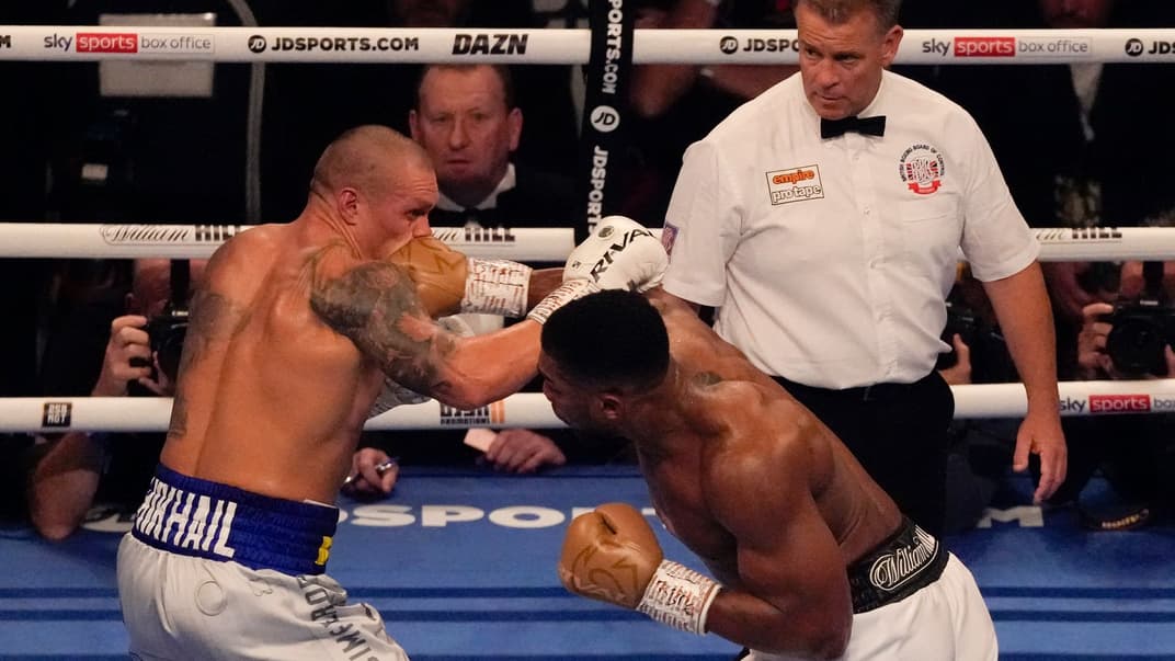 Боксеры Александр Усик (слева) и Энтони Джошуа во время боя за звание чемпиона мира в супертяжелом весе, Лондон, Великобритания, 26 сентября 2021 года