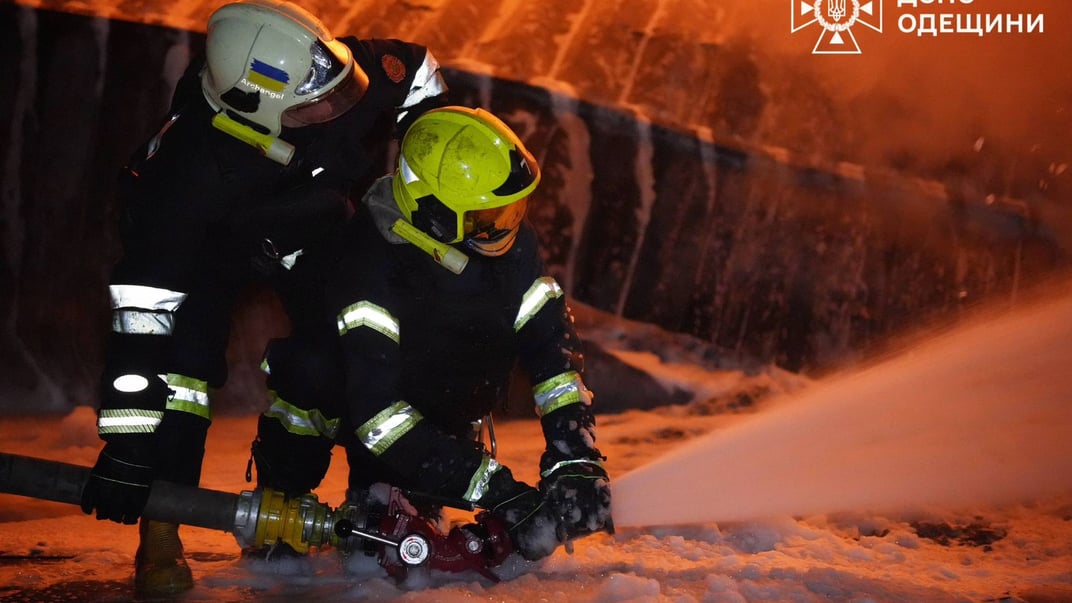 Спасатели тушат пожар, вспыхнувший в результате обстрела Одесской области