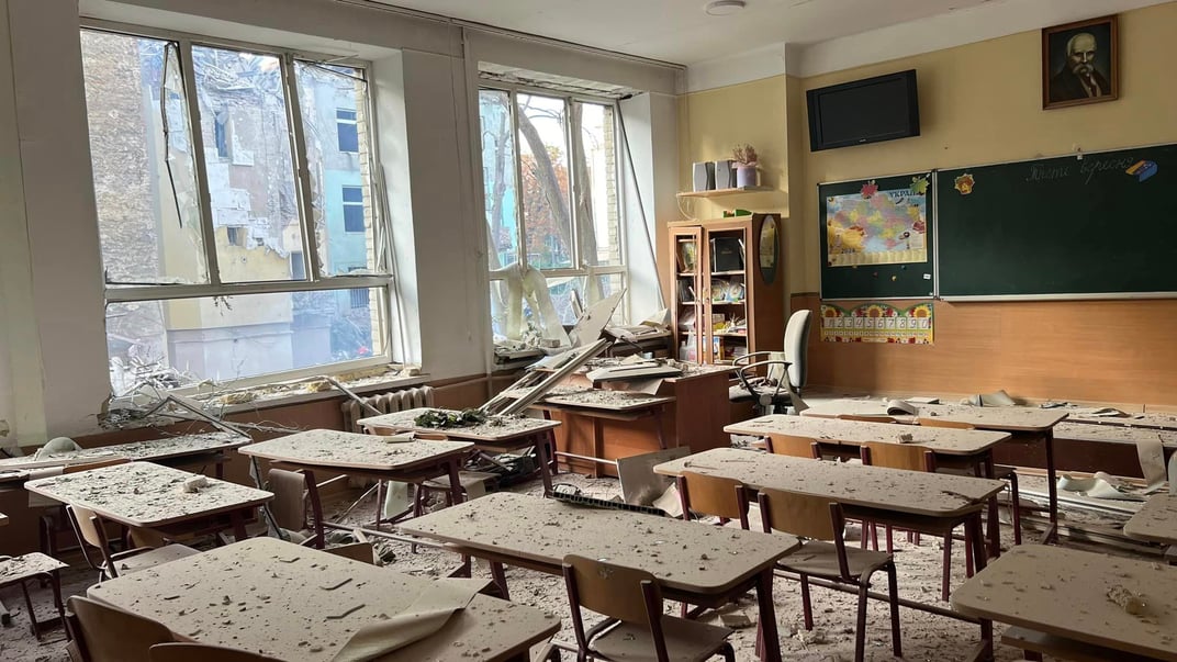 Пошкоджений внаслідок атаки рф клас у Львові