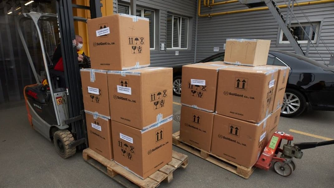Из Южной Кореи в Украину привезли 100 тысяч ПЦР-тестов на коронавирус
